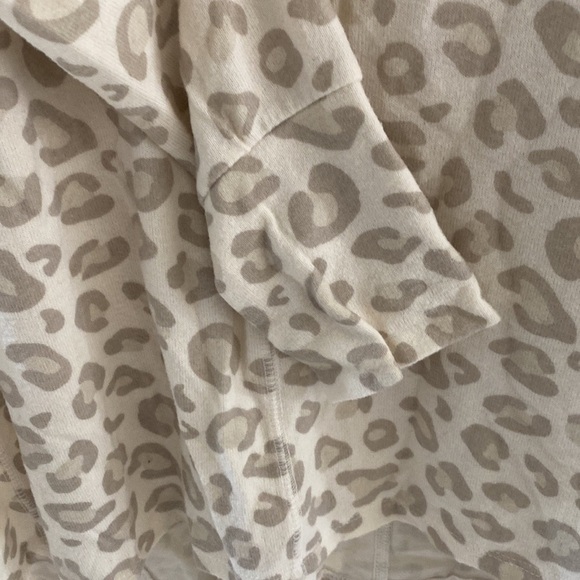 Gibson Nordstrom V-Neck Tunic Top in Oatmeal Animal Print size small - Picture 5 of 10
